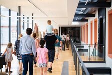 Eine Gruppe Menschen die eine Führung im Landesmuseum macht.