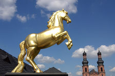 Goldenes Ross des Landesmuseums, Türme von St. Peter im Hintergrund
