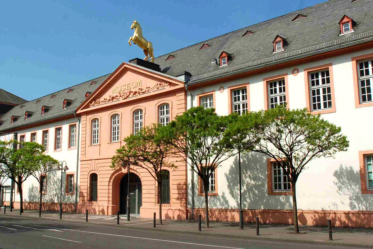 Das Landesmuseum von außen mit goldenem Pferd auf dem Dach.