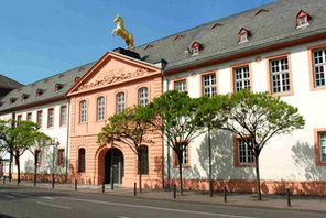 Das Landesmuseum von außen mit goldenem Pferd auf dem Dach. © GDKE, Direktion Landesmuseum Mainz (U. Rudischer)