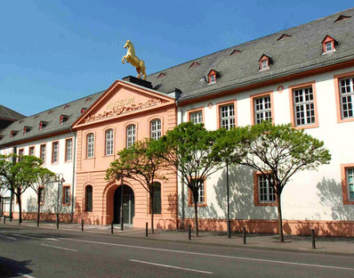 Das Landesmuseum von außen mit goldenem Pferd auf dem Dach.