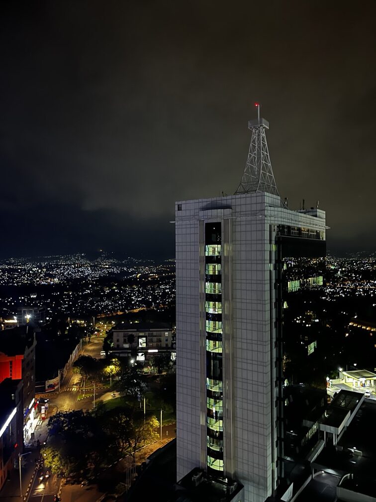 gratte-ciel éclairé de nuit dans la ville de Kigali au Rwanda
