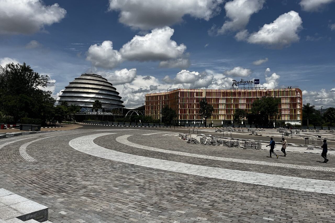 Place devant le dôme rond du Convention Center de Kigali et l'hôtel Radisson BLU