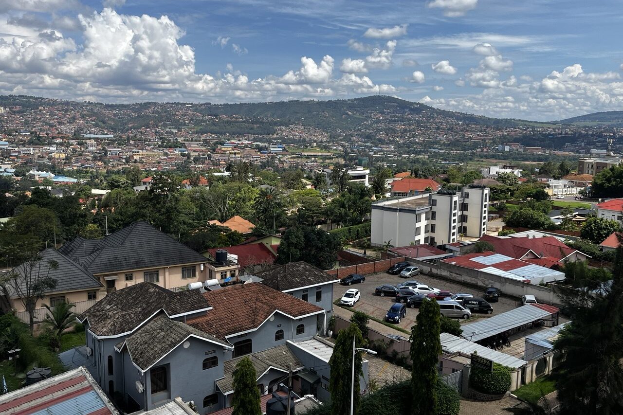 Vue sur les toits de Kigali jusqu'aux montagnes