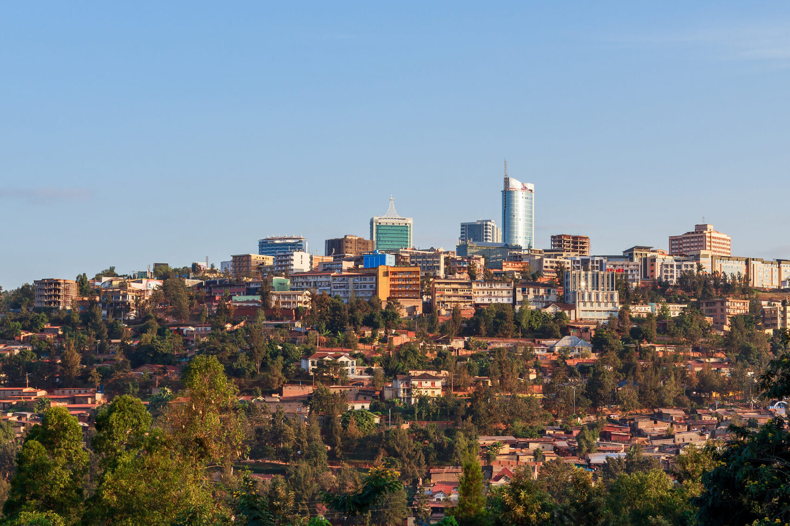 Skyline de Kigali avec bâtiments agricoles