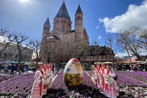 Kroat:innen in traditional costume with Easter egg at the cathedral