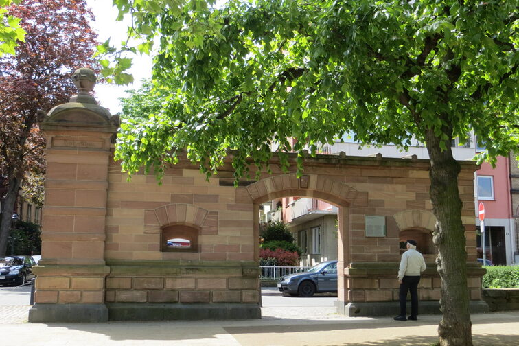 Holztor am Rheinufer