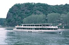 Ein Ausflugsschiff der Primus Linie auf dem Rhein vor der Loreley