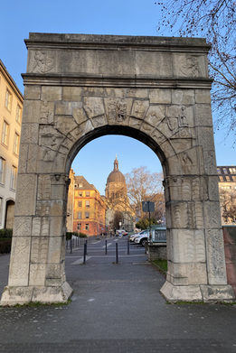 Christuskirche gesehen durch den Dativius-Victor-Bogen