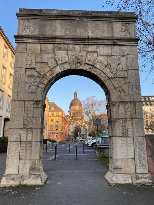 Christuskirche gesehen durch den Dativius-Victor-Bogen