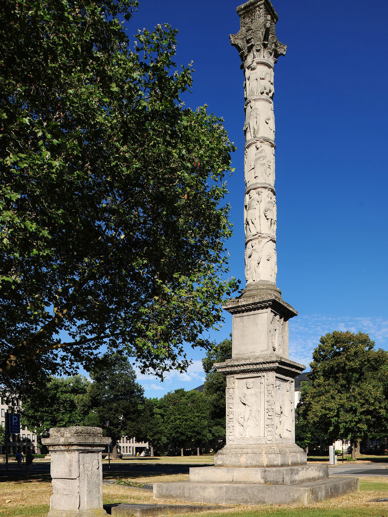 Römische Jupitersäule vor blauem Himmel