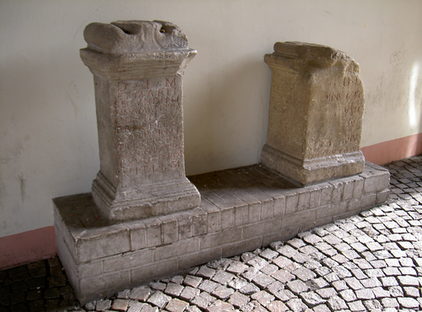 Überreste der Weihealtäre auf dem Ballplatz