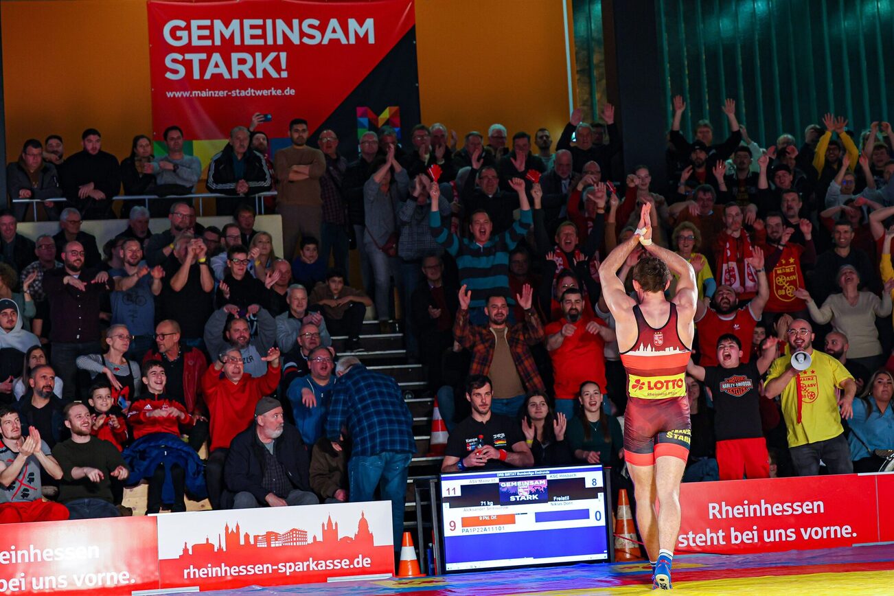 Ringer in Pose vor Publikum