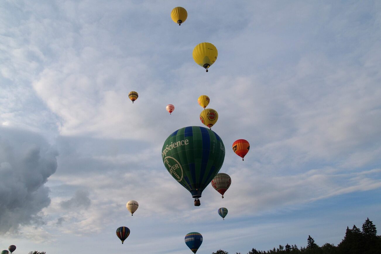 Start mehrerer Heißluftballons