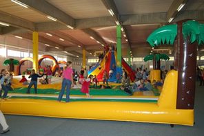 Kinder auf einer großen Hüpfburg © Indoorspielplatz Tobolino