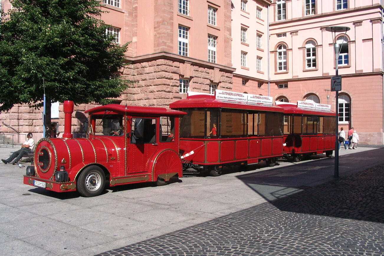 Der Gutenberg-Express startet mehrmals täglich vom Staatstheater aus.
