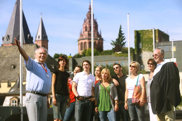 Ein Stadtführer mit einer Touristengruppe.