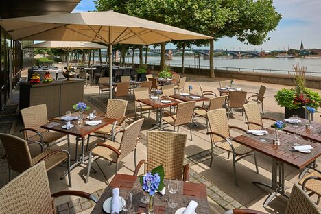 Stühle und Tische auf der Sommerterrasse des Hilton Mainz