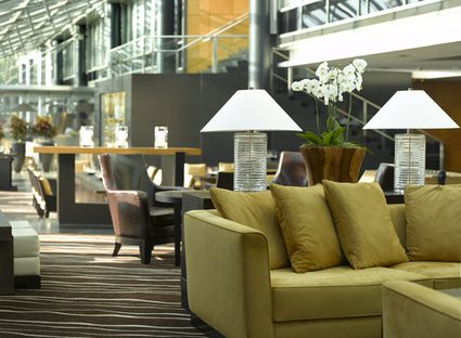M-Lounge  mit Sesseln und Sofas im Hyatt Regency Mainz