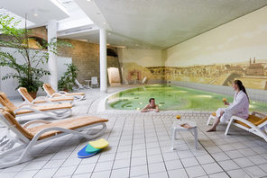 Wellness-Bereich mit Schwimmbad und Liegen © Novotel Mainz