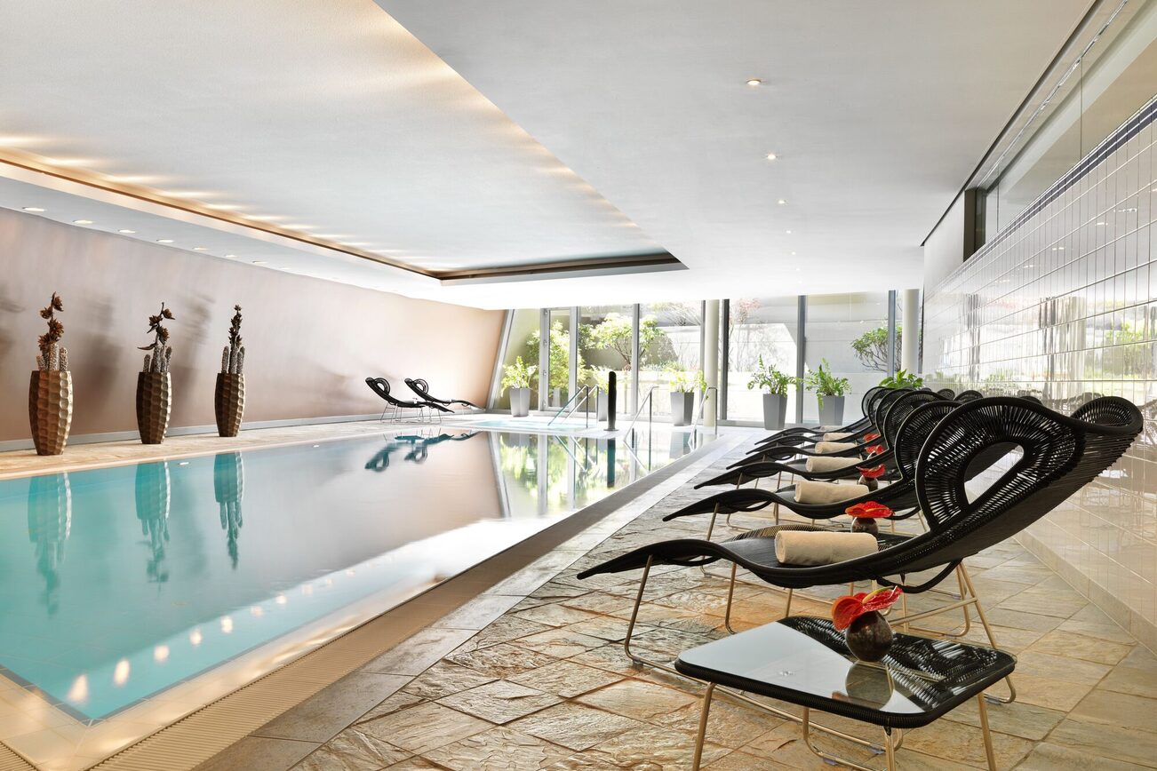 Pool mit Liegen im Club Olympus