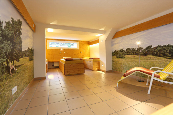 Relaxation room with loungers and massage area in the Lenneberg sauna