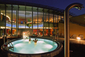 Außenbereich der Sauna im Taubertsbergbad mit Schwimmbecken © Taubertsbergbad Mainz