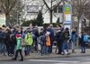 Schüler an Haltestelle