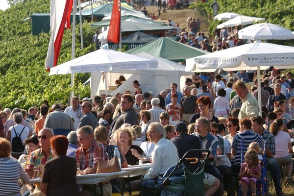 Besucherinnen und Besucher beim Weinfest im Kirchenstück © Landeshauptstadt Mainz
