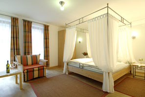 Schlafzimmer mit Himmelbett im Gästehaus © Weingut Peth