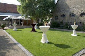 Garten mit Stehtischen © Weingut Domhof