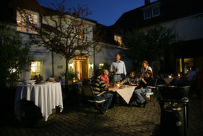 Gäste auf der Terrasse © Weingut Steitz