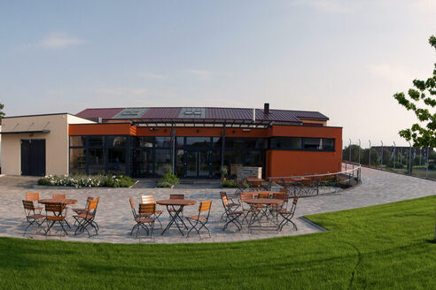 Außenansicht des Weinguts Schneider mit Terrasse