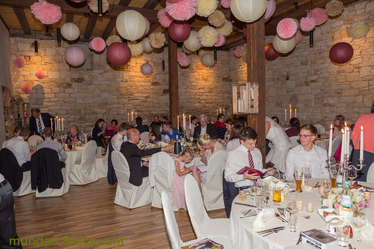 Festlich geschmückter Saal