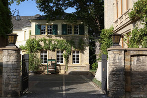 Weingut mit Toreinfahrt © Weingut Neus