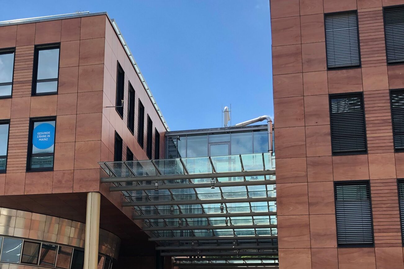 Das Hochschulgebäude von außen.