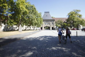 Eingang Forum mit Studierenden, die ein Rad schieben. © JGU, Thomas Hartmann