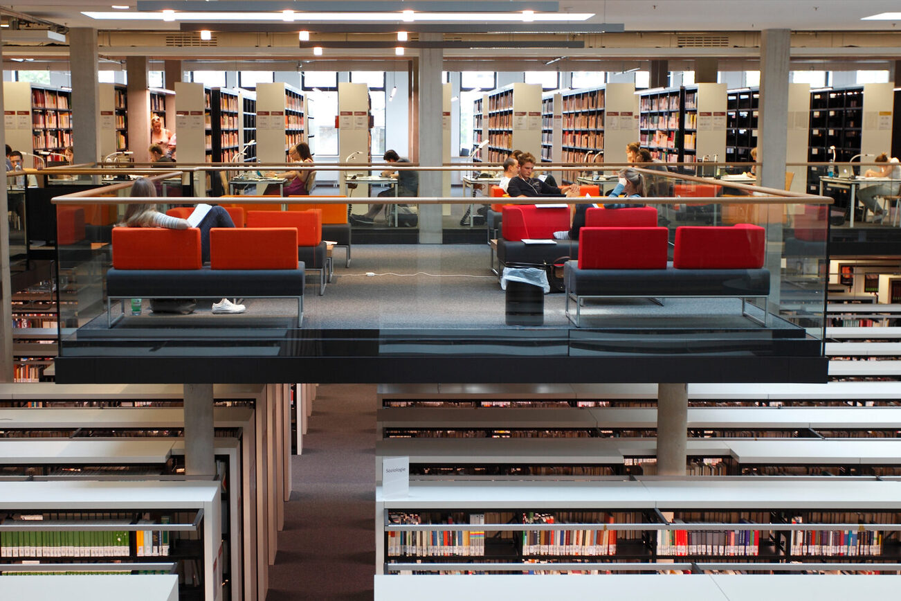 الطلاب في المكتبة