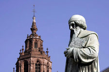 Gutenberg-Denkmal mit dem Dom St. Martin im Hintergrund
