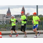 Läuferinnen und Läufer beim Marathon in Mainz auf der Theodor-Heuss-Brücke © Landeshauptstadt Mainz