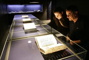 Il libro dei salmi di Magonza; accanto la bibbia di Gutenberg nella camera © Landeshauptstadt Mainz