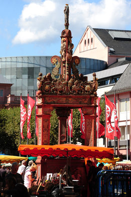 Fontanna „Marktbrunnen” pomiędzy stoiskami cotygodniowego jarmarku