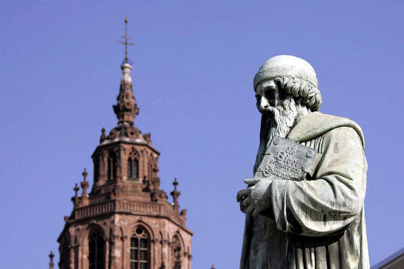 La Catedral de San Martín y el monumento a Gutenberg