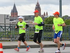 Mainz maratonunda Theodor-Heuss köprüsü üzerinde koşucular