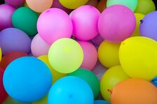Das Bild zeigt viele bunte Ballons