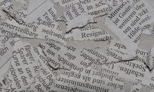 man sieht ausgerissene Papierschnipsel mit Schrift darauf