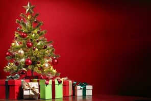 Das Bild zeigt einen Weihnachsbaum mit Geschenken © Bild von Pexels auf Pixabay