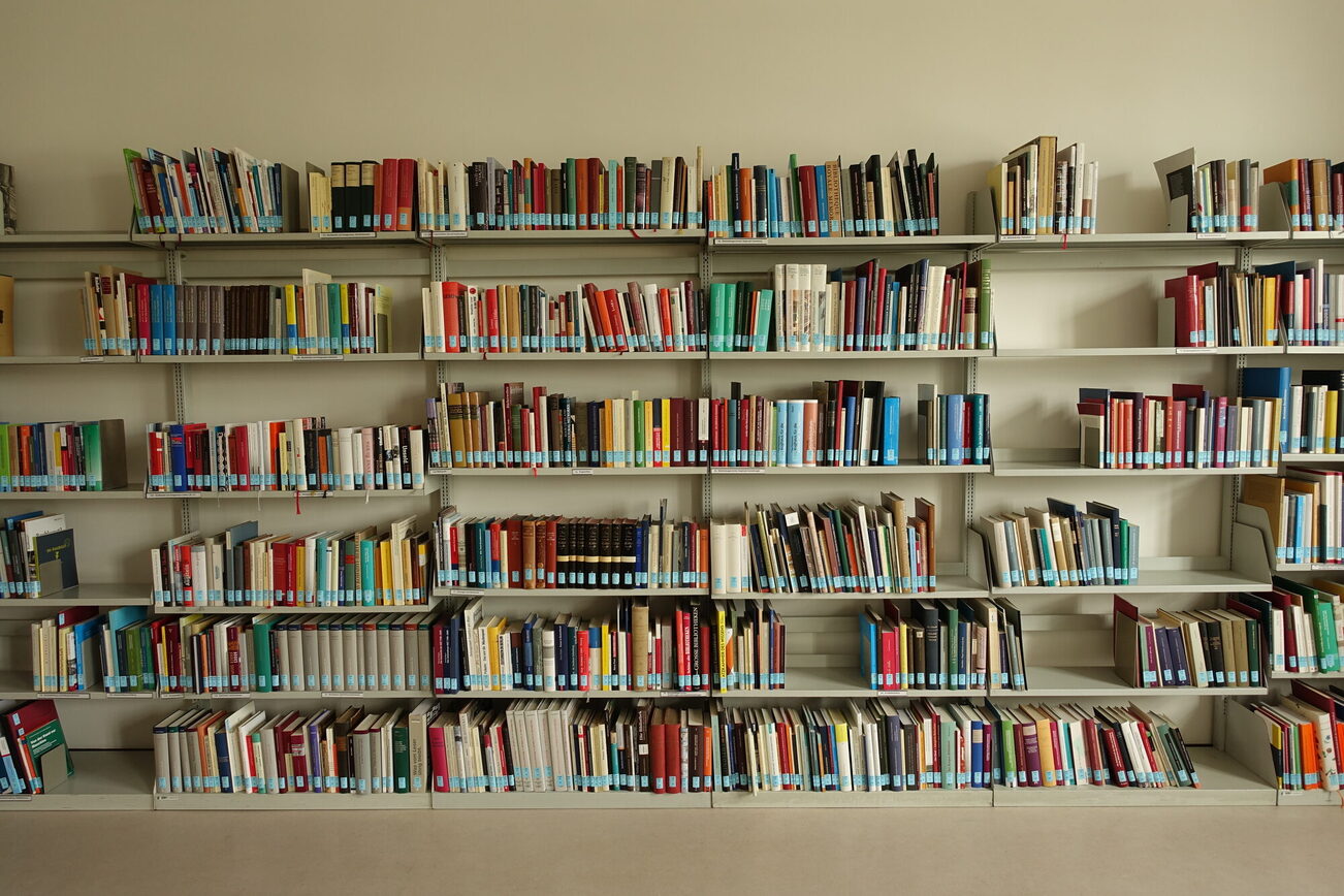 Bücherwand Forschungsbibliothek