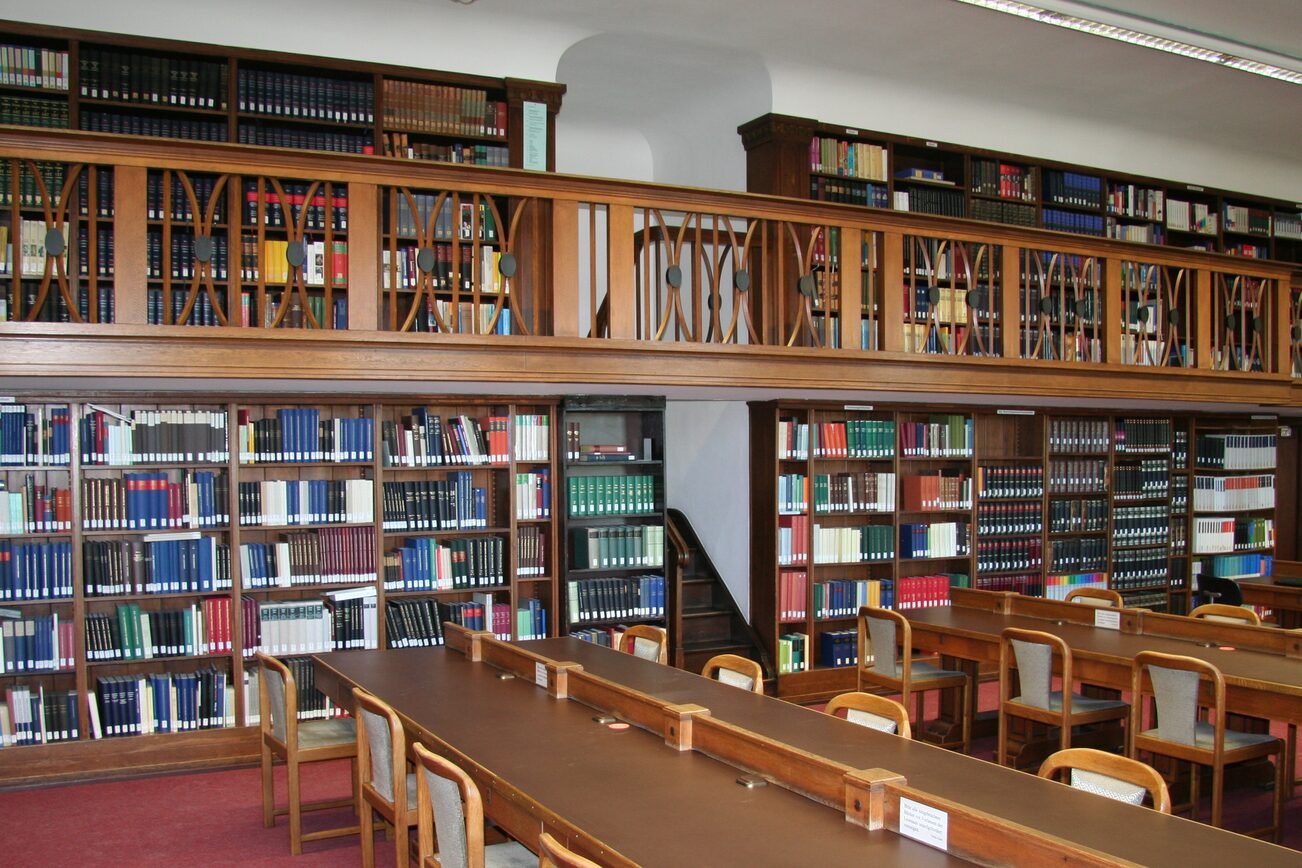 Foto des Lesesaals der Wissenschaftlichen Stadtbibliothek