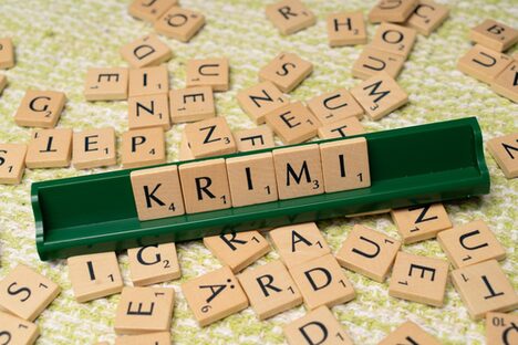 Scrabble Spielsteine bilden das Wort Krimi